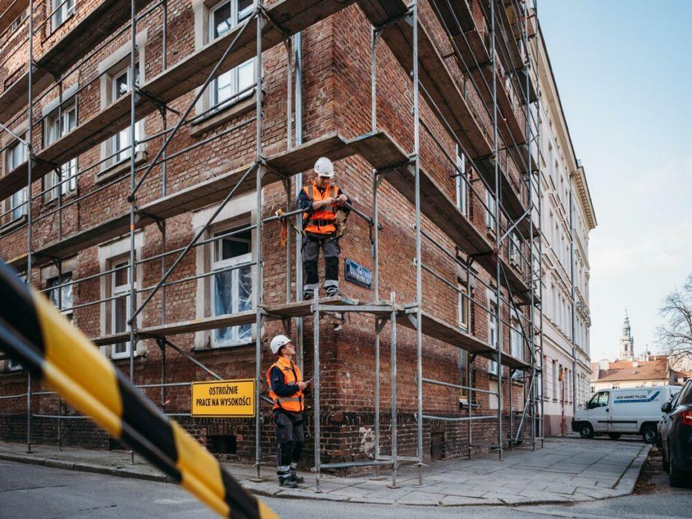 Montaż rusztowania przy budynku