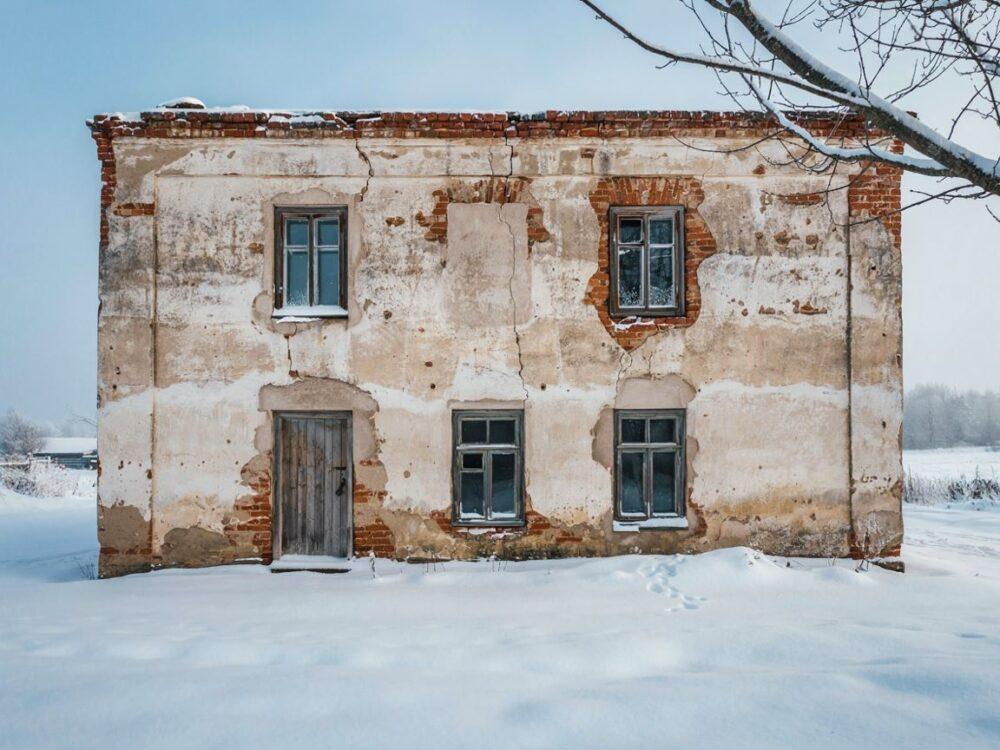 Prace tynkarskie w chłodnym budynku