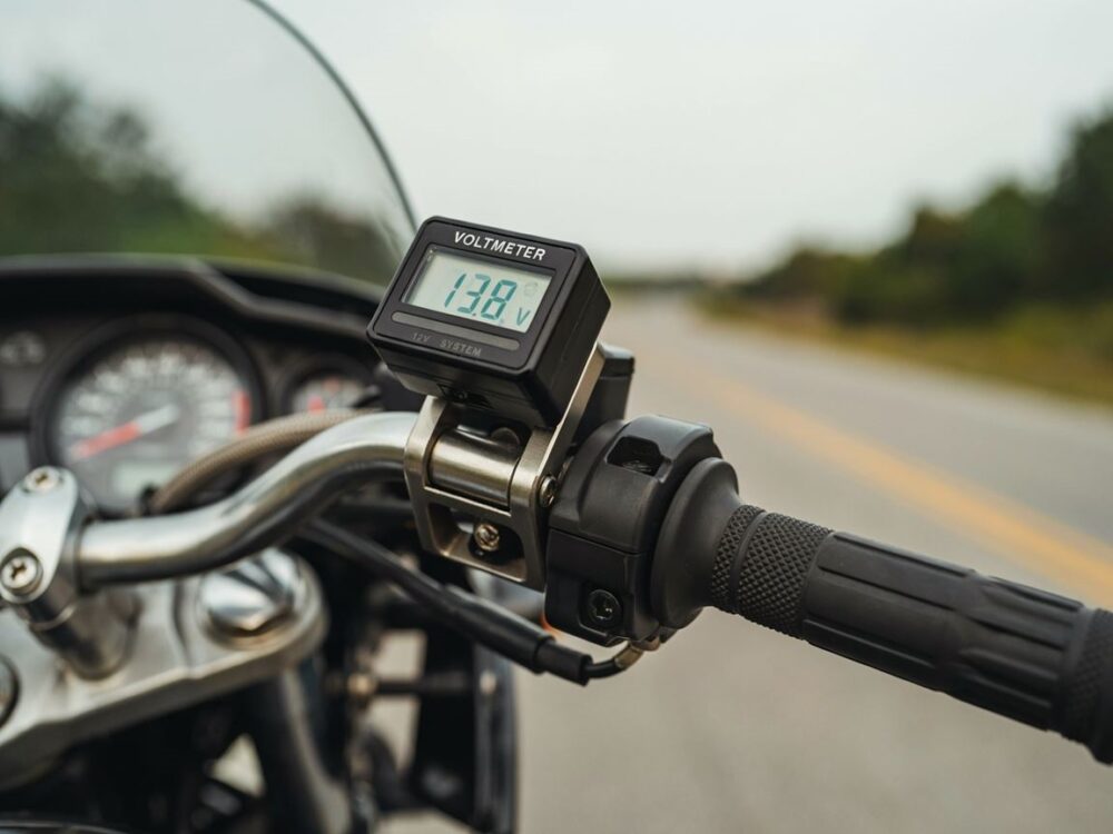 Woltomierz motocyklowy na kierownicy